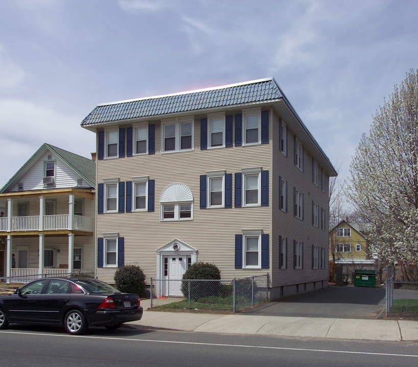 912 Chicopee St in Chicopee, MA - Foto de edificio