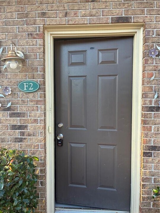 1071 Level Creek Rd in Buford, GA - Foto de edificio