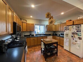 13 Hall St, Unit 1 in Somerville, MA - Building Photo - Building Photo