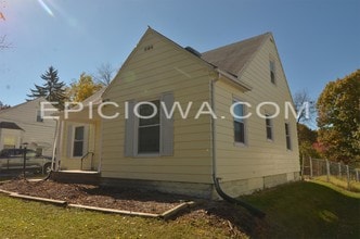 1225 Oakland Rd NE in Cedar Rapids, IA - Building Photo - Building Photo