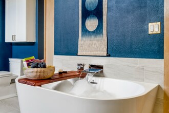 17617 NW Sauvie Island Rd in Portland, OR - Foto de edificio - Building Photo