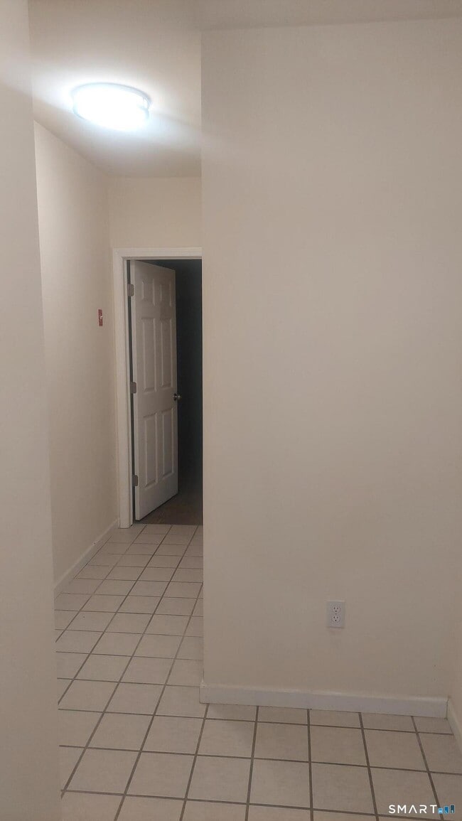 11 Mannions Ln in Danbury, CT - Foto de edificio - Building Photo