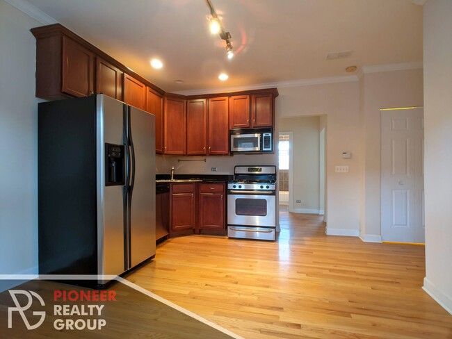 3246 N Clifton Ave, Unit #3246-E3 in Chicago, IL - Building Photo - Building Photo