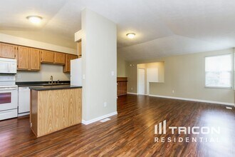 7943 Cardinal Cove W in Indianapolis, IN - Foto de edificio - Building Photo