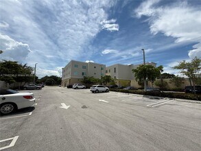5978 SW 64th St in Miami, FL - Building Photo - Building Photo