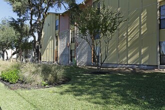 Everton at Bellmar in Dallas, TX - Building Photo - Building Photo