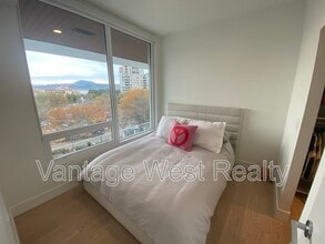 1181-1181 Sunset Dr in Kelowna, BC - Building Photo - Building Photo