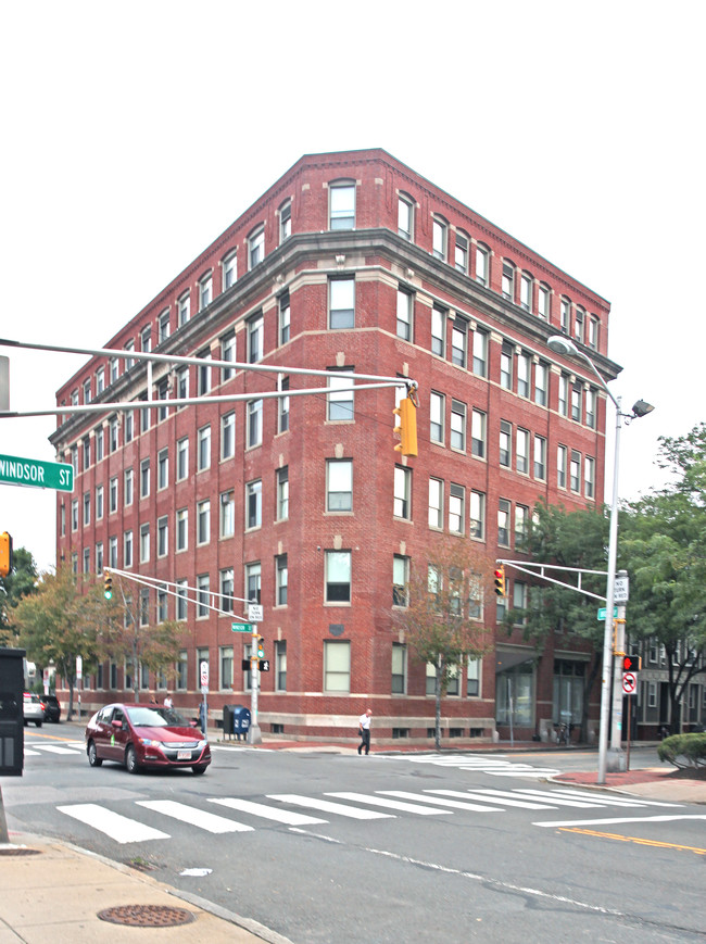 Close Building in Cambridge, MA - Foto de edificio - Building Photo