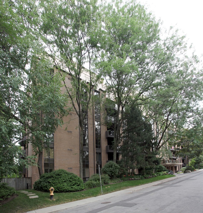 Lonsdale House in Toronto, ON - Building Photo