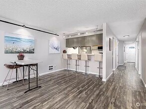 690 NW Atalanta Way in Oak Harbor, WA - Foto de edificio - Building Photo