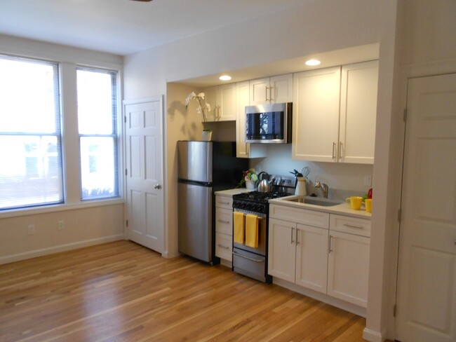 12 Edgerly Rd, Unit 2 in Boston, MA - Foto de edificio - Building Photo