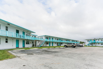 Lake Terraces Apartments in Miami, FL - Building Photo - Primary Photo