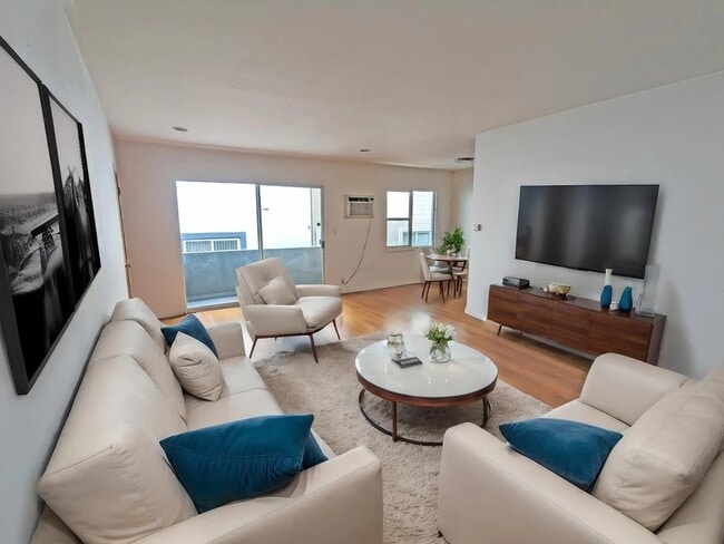 1331 N Poinsettia Pl, Unit 3 in Los Angeles, CA - Building Photo - Building Photo