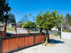6712 Cedros Ave in Van Nuys, CA - Foto de edificio - Building Photo