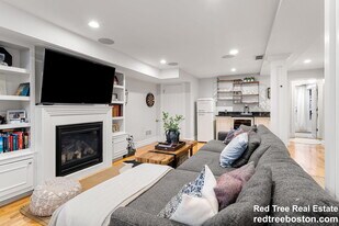 687 E 6th St in Boston, MA - Building Photo