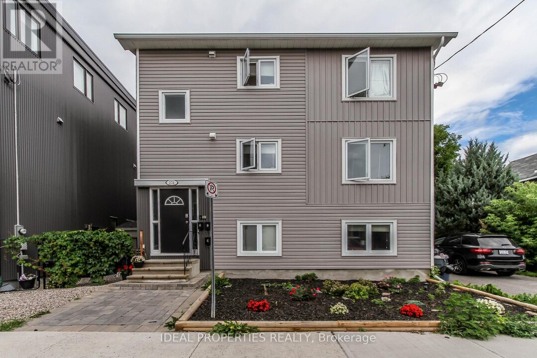 276 Carruthers Ave in Ottawa, ON - Building Photo