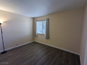 5044 River Glen Dr in Las Vegas, NV - Building Photo - Building Photo