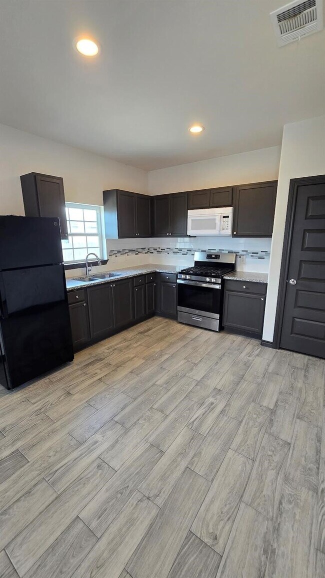 884 Rd 3550 in Cleveland, TX - Building Photo - Building Photo