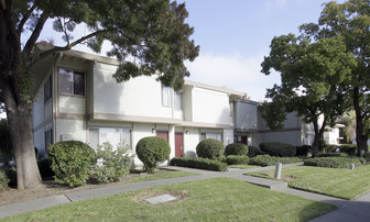 1541-1547 Drake Dr Apartments