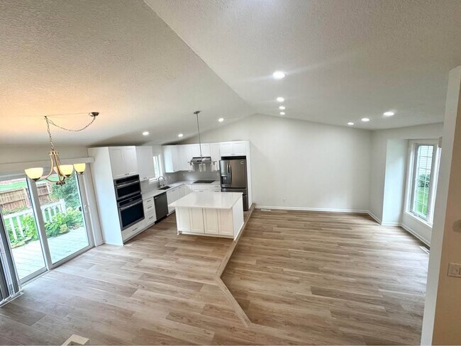 1084 Hummingbird Ln in Eagan, MN - Foto de edificio - Building Photo