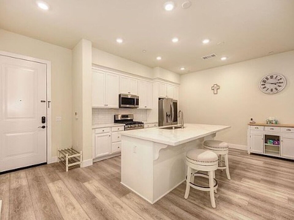 1661 Spring St in Davis, CA - Building Photo