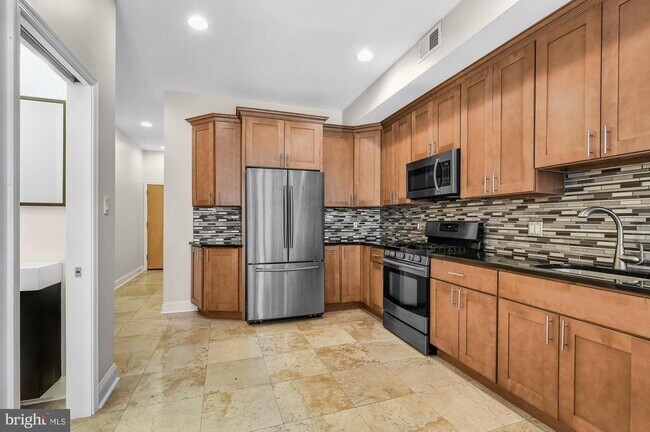 2050 Frankford Ave in Philadelphia, PA - Building Photo - Building Photo