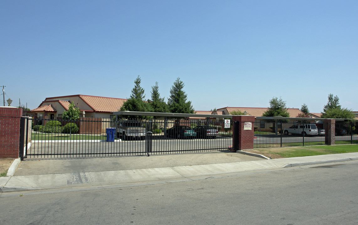 1405 E Cypress Ave in Reedley, CA - Building Photo