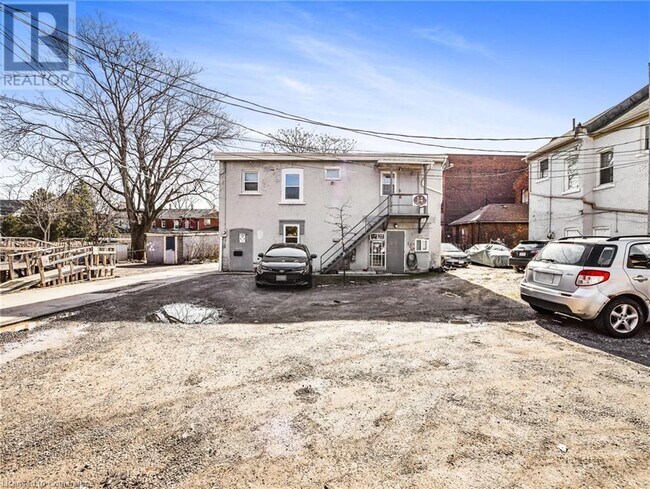 14 Victoria Ave N in Hamilton, ON - Building Photo - Building Photo