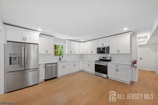 3 Meadow Rd in Edison, NJ - Building Photo