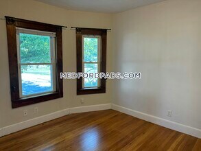 23 Renfrew St in Medford, MA - Foto de edificio - Building Photo