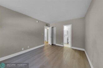 2201 NE 36th St in Lighthouse Point, FL - Foto de edificio - Building Photo