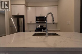 100 Charlton Ave W in Hamilton, ON - Building Photo - Building Photo