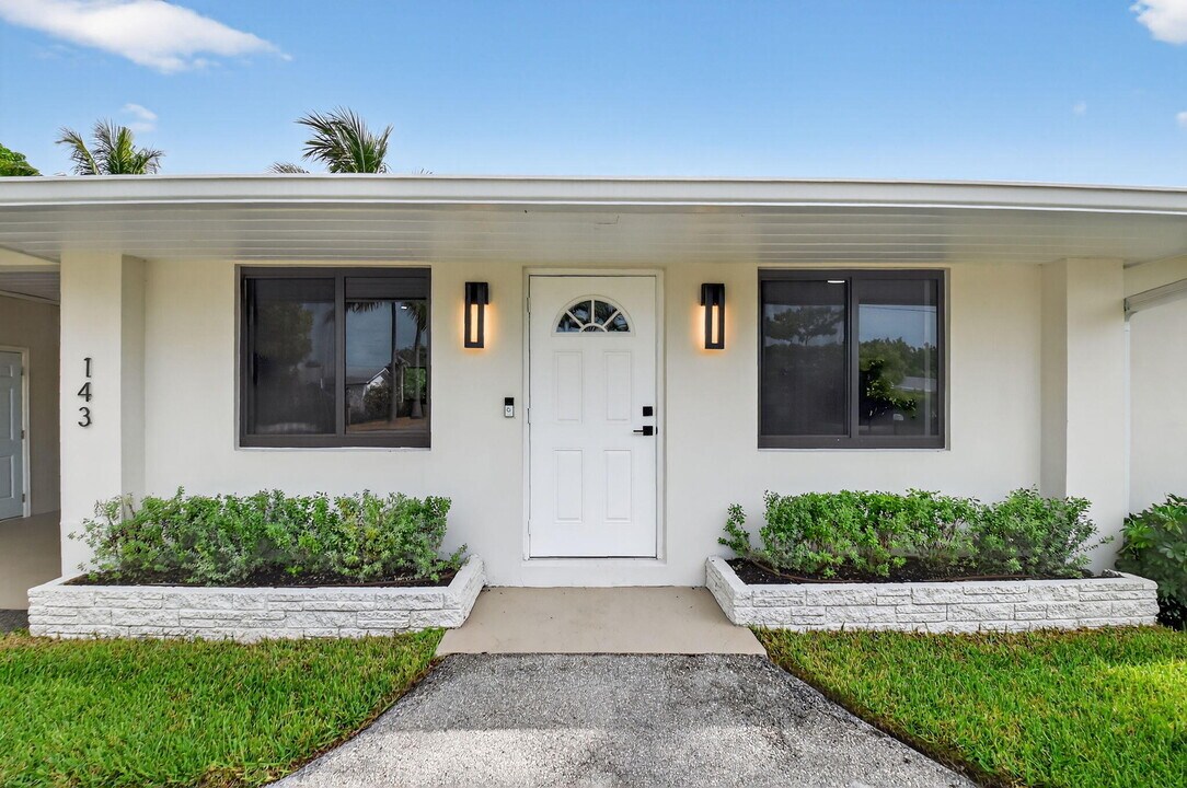 143 SE 27th Way in Boynton Beach, FL - Building Photo
