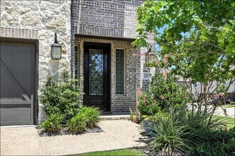 3917 Dame Ragnel Dr in Lewisville, TX - Foto de edificio - Building Photo