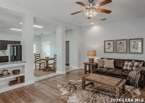 2014 W Houston St in San Antonio, TX - Building Photo - Building Photo