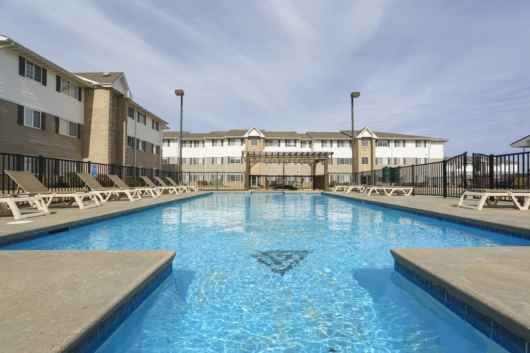 Crimson Villas in Pittsburg, KS - Building Photo