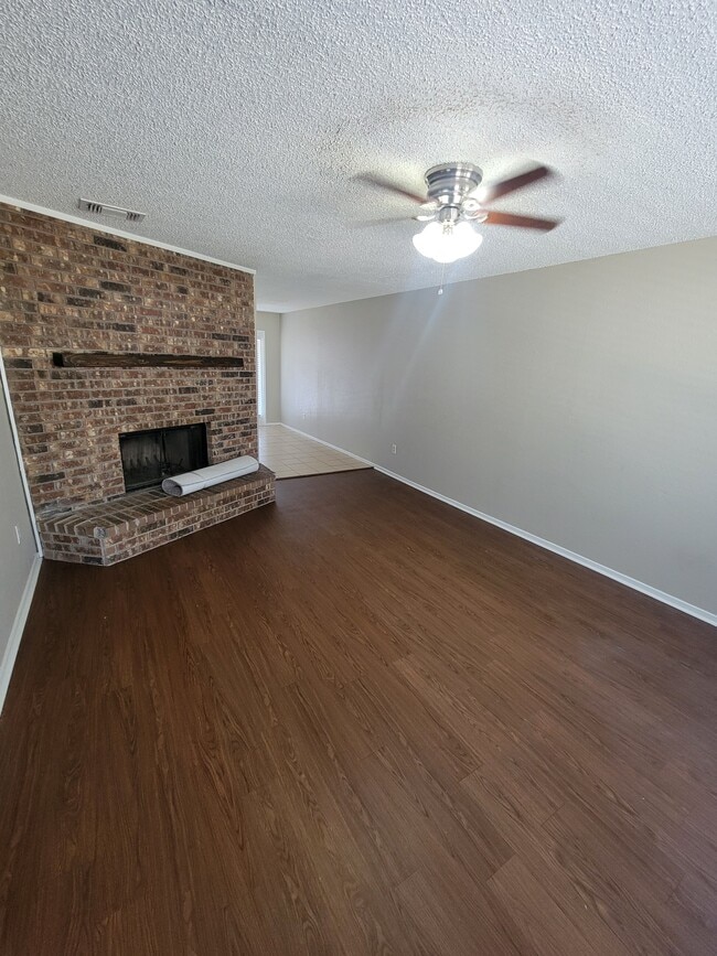 612 Lillard Rd, Unit B in Arlington, TX - Foto de edificio - Building Photo