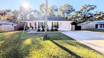 151 Calvert Oaks Dr in Pensacola, FL - Building Photo