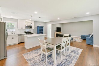 2 Fairview Rd in Hampton Bays, NY - Building Photo - Building Photo