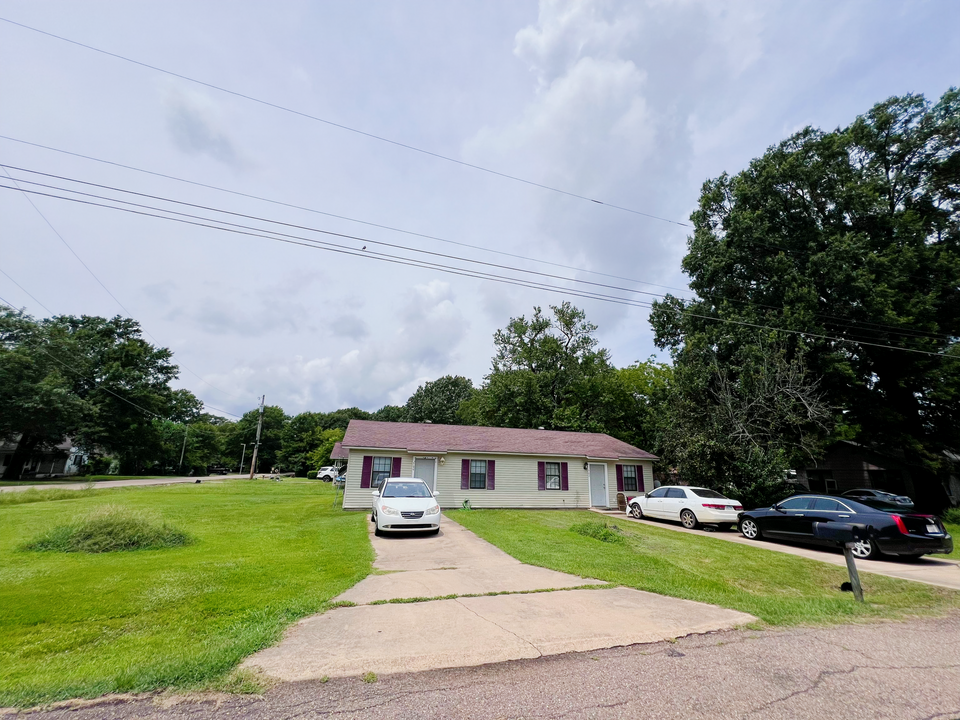 500 N McRae St in Hope, AR - Building Photo