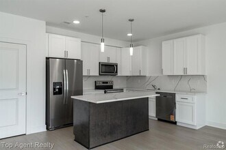 31847 Gabby Ct in New Baltimore, MI - Foto de edificio - Building Photo