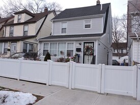 194-21 112th Rd in Queens, NY - Building Photo