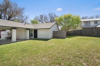 9616 Point Vista Pl in Austin, TX - Foto de edificio - Building Photo