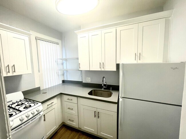 Scandia Mignon Apartment Homes in Seattle, WA - Foto de edificio - Building Photo