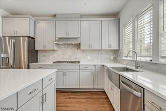 27 Gala Ct in Livingston, NJ - Foto de edificio - Building Photo