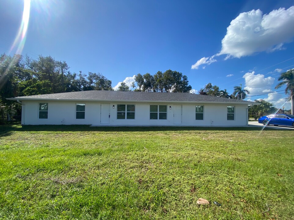 2154 Edison Ave in Ft. Myers, FL - Building Photo