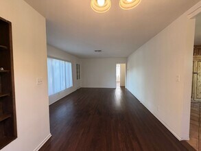 Charming 3BD Pool Home in Van Nuys | 2-Car Garage + Washer/Dryer + Central A/C, Unit 302 in Los Angeles, CA - Foto de edificio - Building Photo