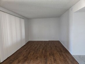 2415 W Hazelwood St in Phoenix, AZ - Foto de edificio - Building Photo