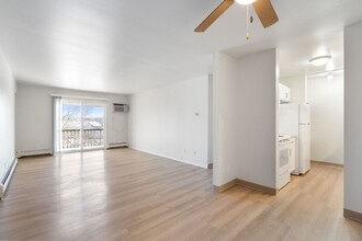 Springdale Apartments in Waukesha, WI - Foto de edificio - Building Photo