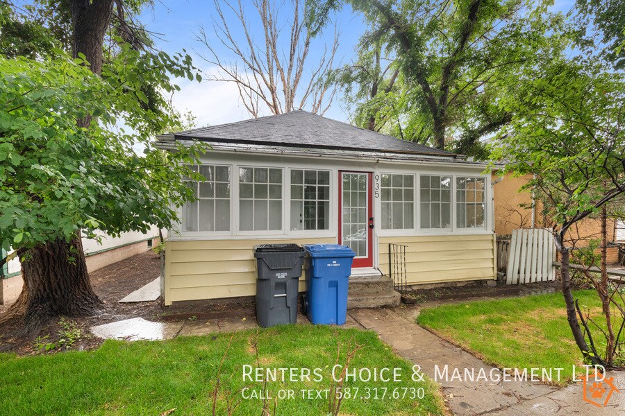935 Elm St SE in Medicine Hat, AB - Building Photo